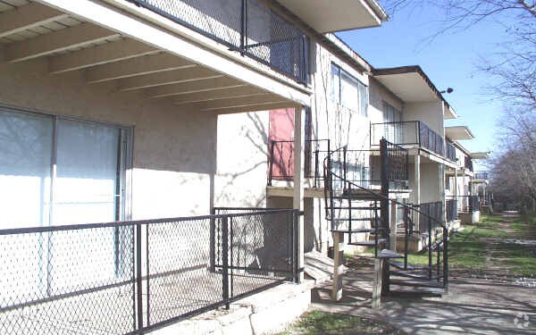 Building Photo - Metropolitan