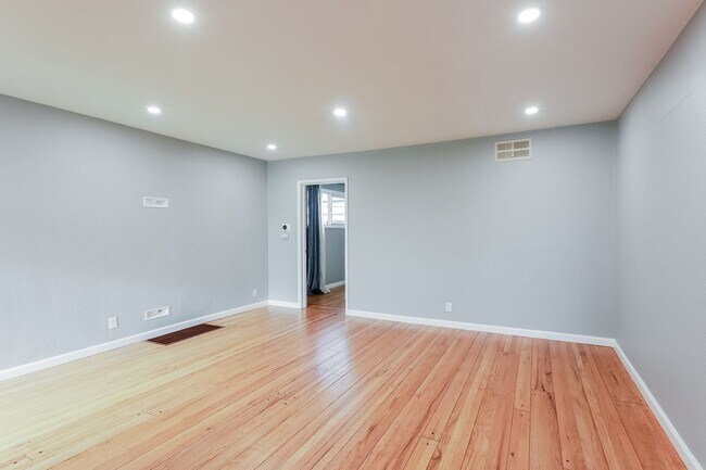 Building Photo - Beautiful 3 Bedroom Home In Millsmont!