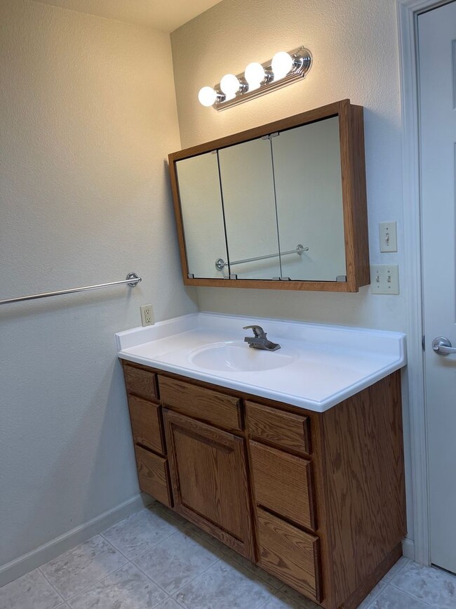 Building Photo - 3 BED 2 BATH W/ATTACHED MOTHER-IN-LAW SUITE *SOLAR PANELS ON ROOF = LOW ELECTRIC BILL*