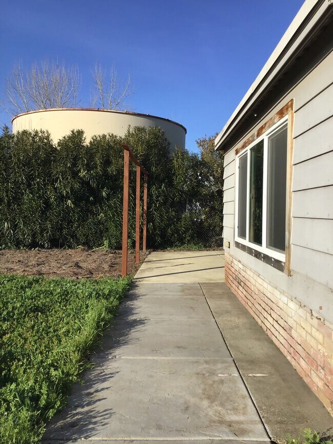 Building Photo - 1291 Creswell Dr