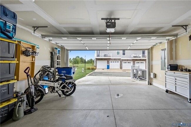 Building Photo - Like new 3 level townhome with garage convenient to Hancock Village