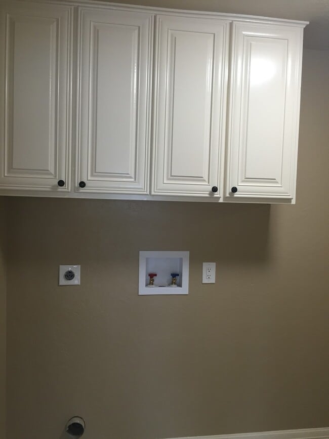 Building Photo - 3/2/2 on 3 ac SHISD REDUCED