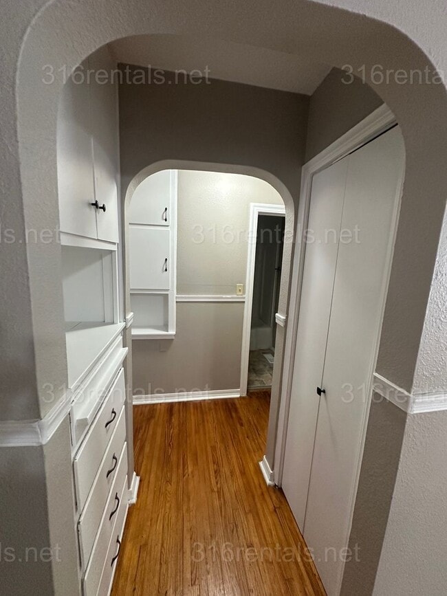 Building Photo - $1150- 3 bed 1 bath - Single Family Home