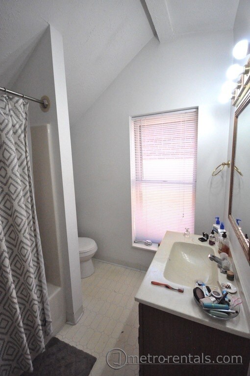 Building Photo - 310-312 Blenkner