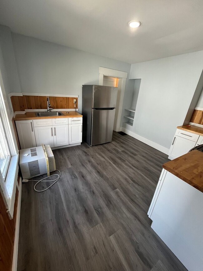 Building Photo - 816 Main St