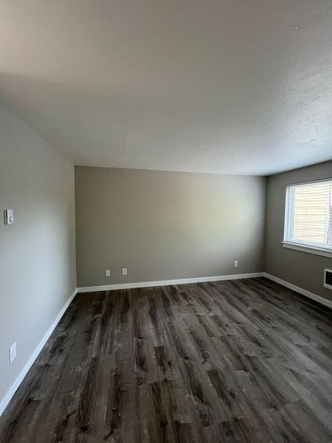 Building Photo - Updated 2BD/1BA Townhome- Move-In Ready Just in Time for Summer!