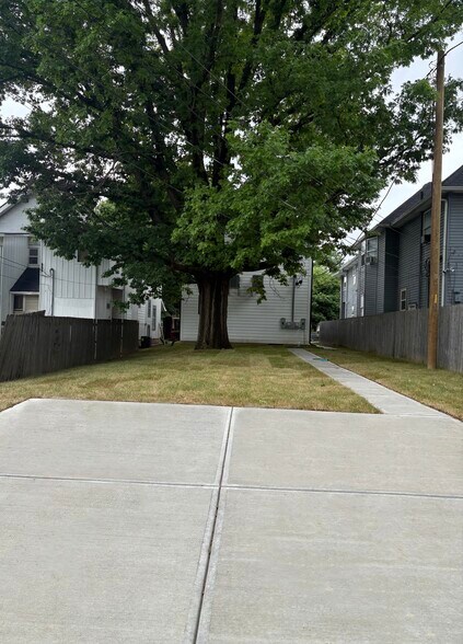 Building Photo - 415 Dequincy St