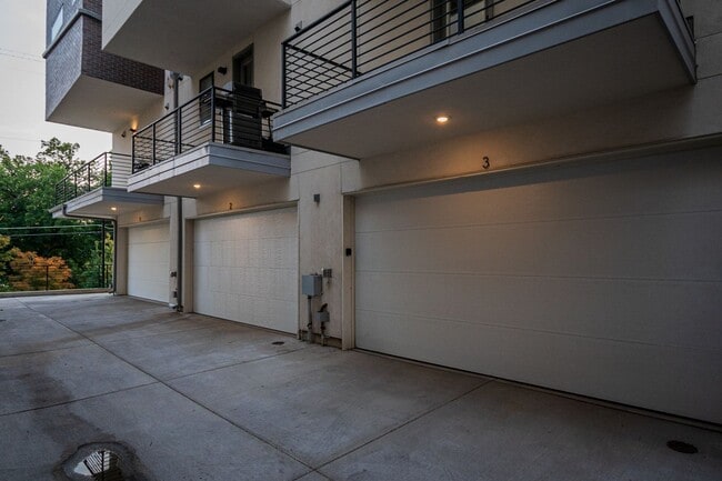 Building Photo - Newer Build 2 Bedroom, 4 Bathroom Jefferson Park Townhome