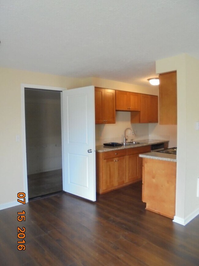 Building Photo - 221 NE Oregon St