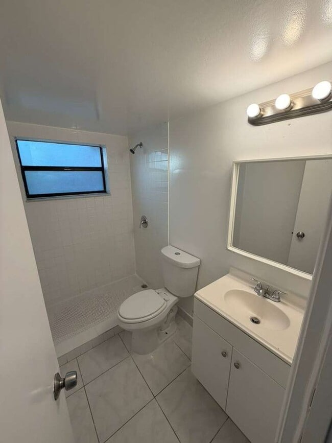 Building Photo - NICE UNIT FOR RENT!!! 2/2 EXCELLENT LOCATION!!