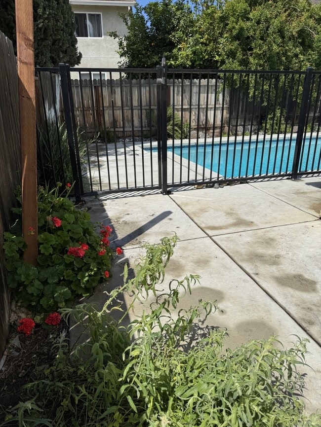 Building Photo - Tracy 4 Bedroom 2 Bathroom Home with a pool