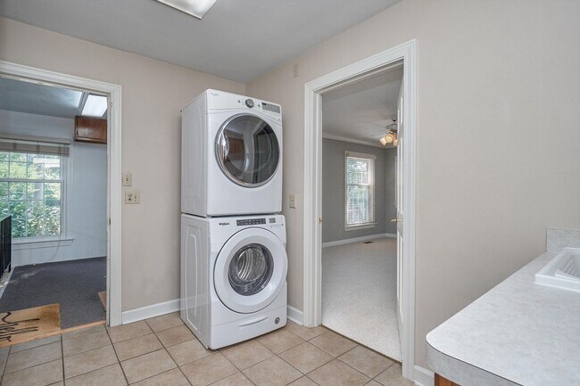 Building Photo - 2406 Jib Cir