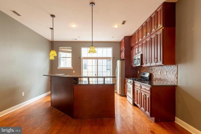 Building Photo - 1017 Dorrance St