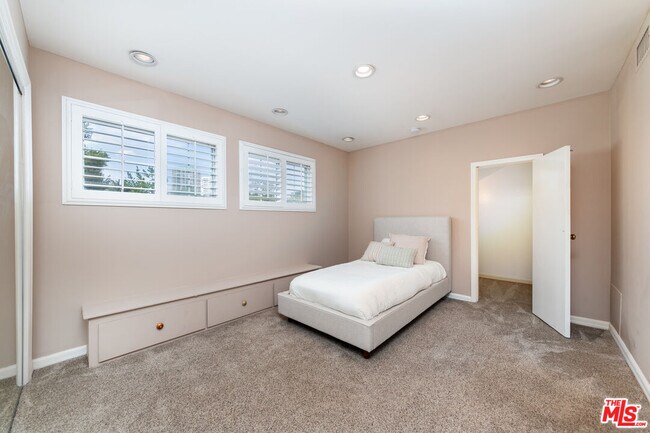 Building Photo - 1358 Holmby Ave