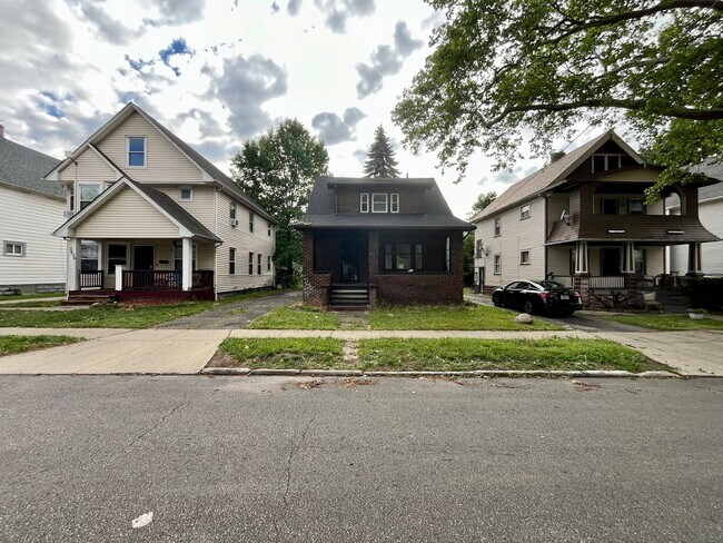 Building Photo - Three bedroom one bathroom home for rent