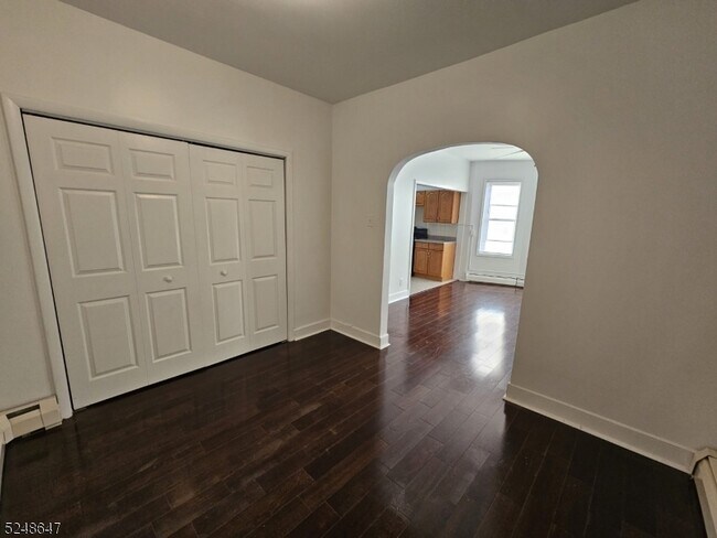 Building Photo - 916 Broadway