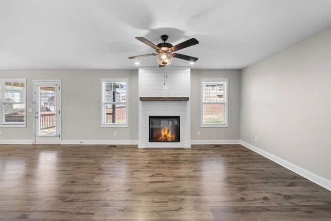 Building Photo - Pet Friendly Three Bedroom with Bonus!