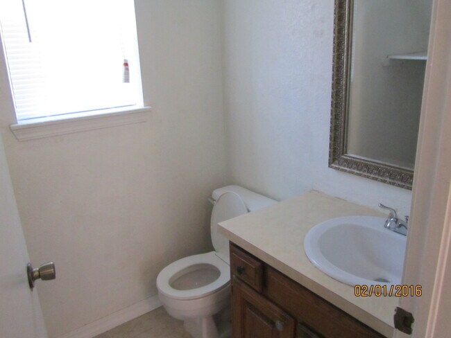 Building Photo - Very Nice 2-Bedroom Townhome near OKC Community College