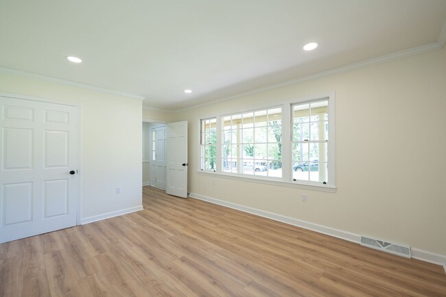 Building Photo - SPACIOUS RETREAT WITH DOWNTOWN CONVENIENCE