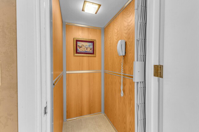 Building Photo - 216 W Kavenish Dr