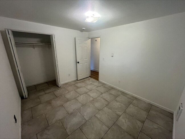 Building Photo - Charming home in a great neighborhood