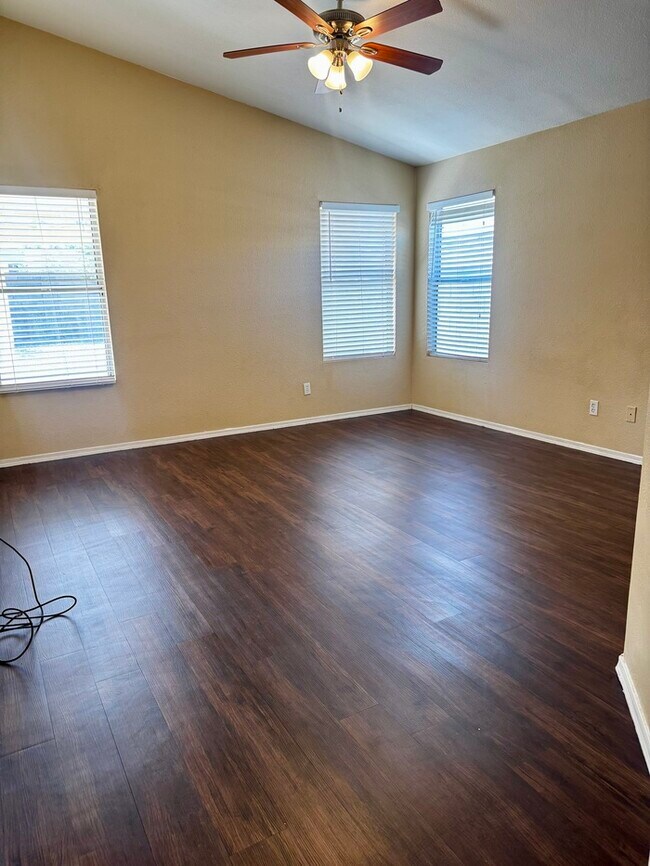 Building Photo - FOR RENT