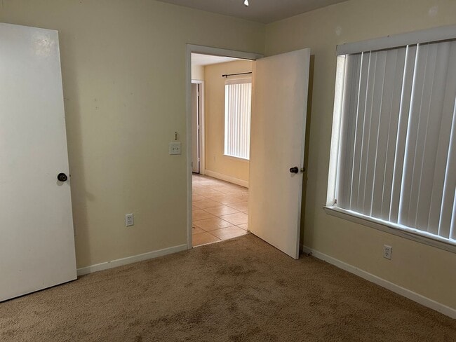 Building Photo - 3800 SW 20th Ave