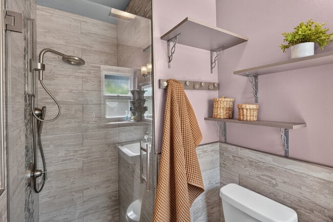 Building Photo - Spacious 4-Bed Oasis with 2 Full Baths