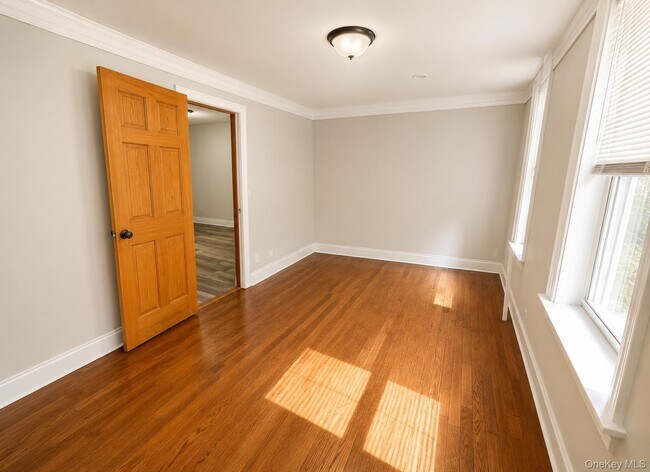 Building Photo - 240 Suydam St