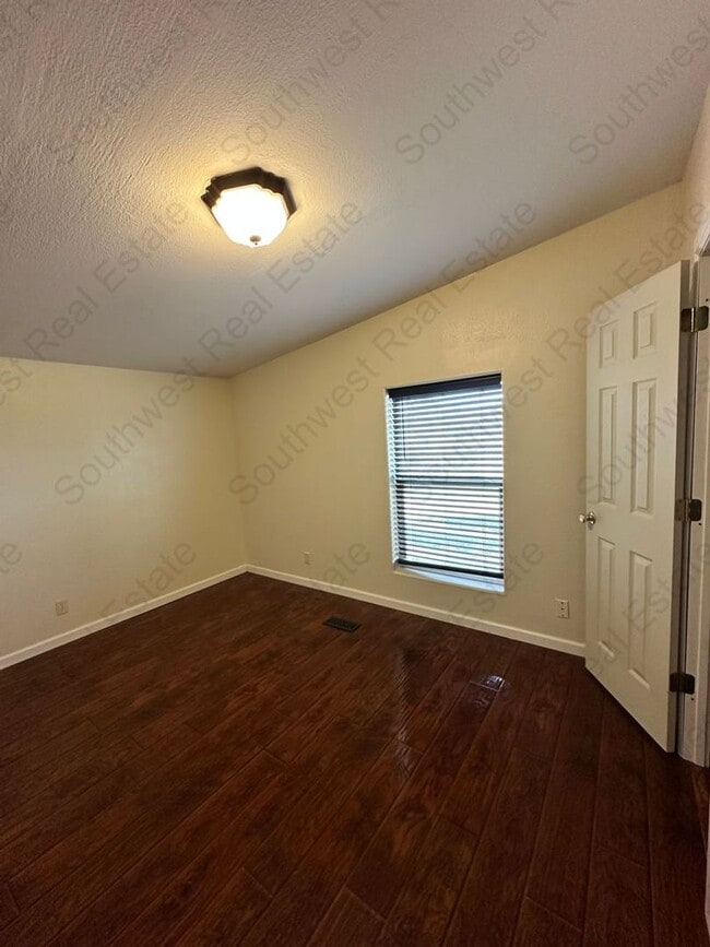 Building Photo - Country home with 3 bedroom 2 bathrooms