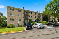 Building Photo - 1521 Colonial Dr