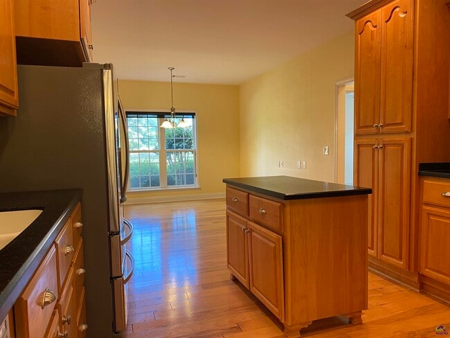 Building Photo - 408 Stathams Way