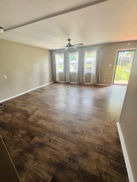 Front LIving Room - 4313 Alder Dr