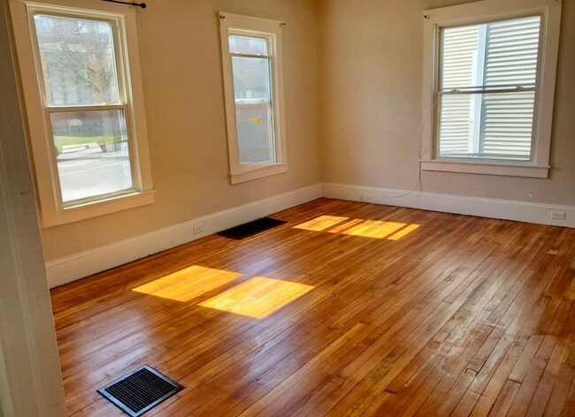 Building Photo - Newly Remodeled City 3-Bedroom Single Family Home