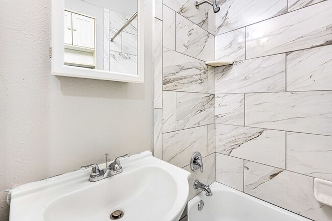 Building Photo - Charming 3-Bedroom Home with Renovated Int...
