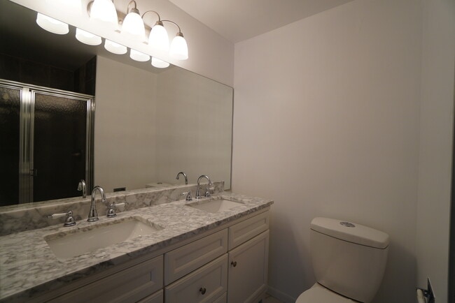 Building Photo - 522 Lasalle Ct