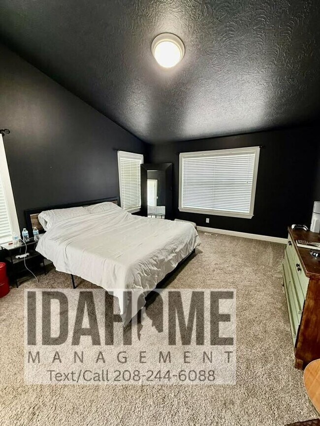 Building Photo - 2049 Sunrise Way