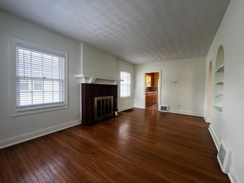 Building Photo - 2706 Waynewood Dr