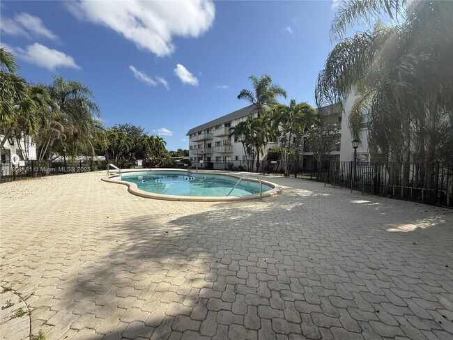 Building Photo - 15221 NE 6th Ave