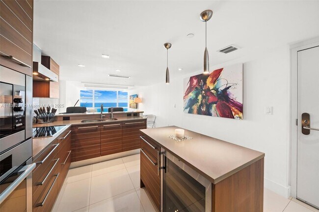Building Photo - 6801 Collins Ave