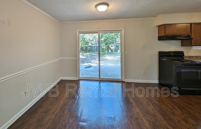 Building Photo - 3025 Armstrong St