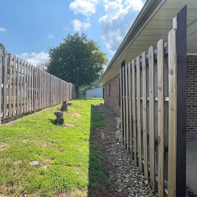 Building Photo - 3 bedroom close to Interstate in Kodak! On...