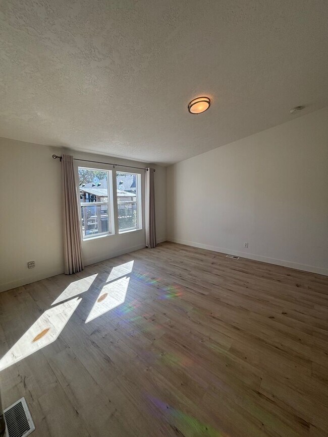 Building Photo - Single Level 3 Bedroom 2 Bathroom Home located just minutes from both Windsor and Larkfield w/ Ut...