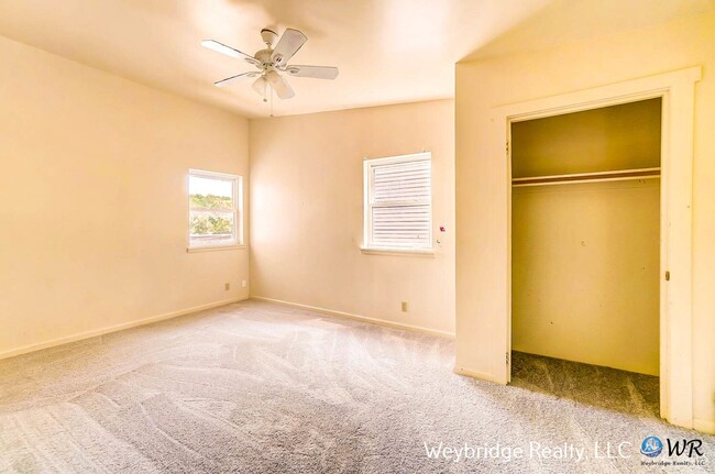 Building Photo - A Spacious 4 Bedroom , 2 Bathroom House in...