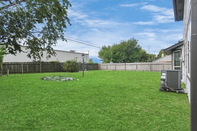 Building Photo - 20423 Blue Juniper Dr