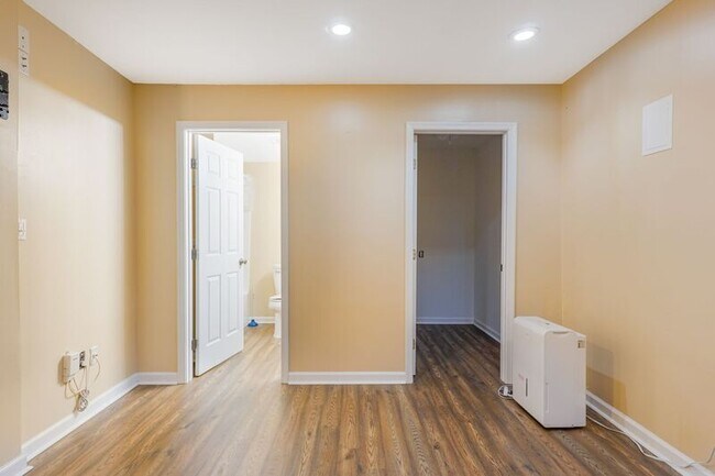 Building Photo - 128 Kings Mill Dr