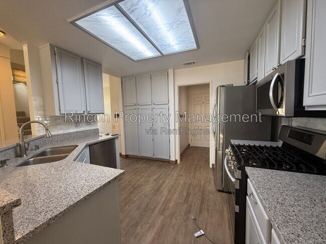 Building Photo - 325 Blue Dolphin Dr
