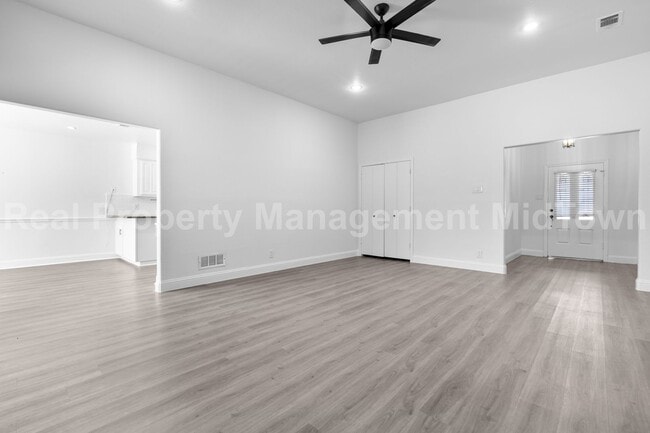 Building Photo - Charming Home Centrally Located in the DFW