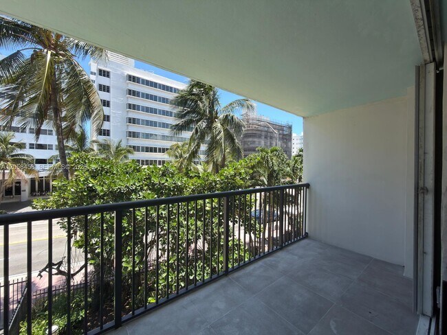Building Photo - 1800 Collins Ave
