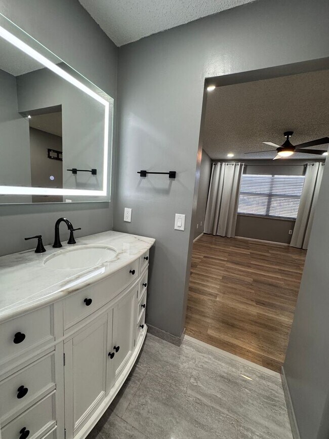 Building Photo - Spacious 2-Bedroom, 2-Bath Condo in Guard-...
